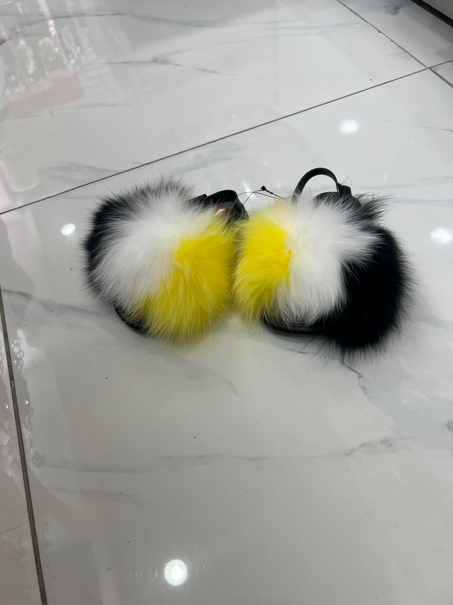 Toddler faux fur slides white-yellow-black