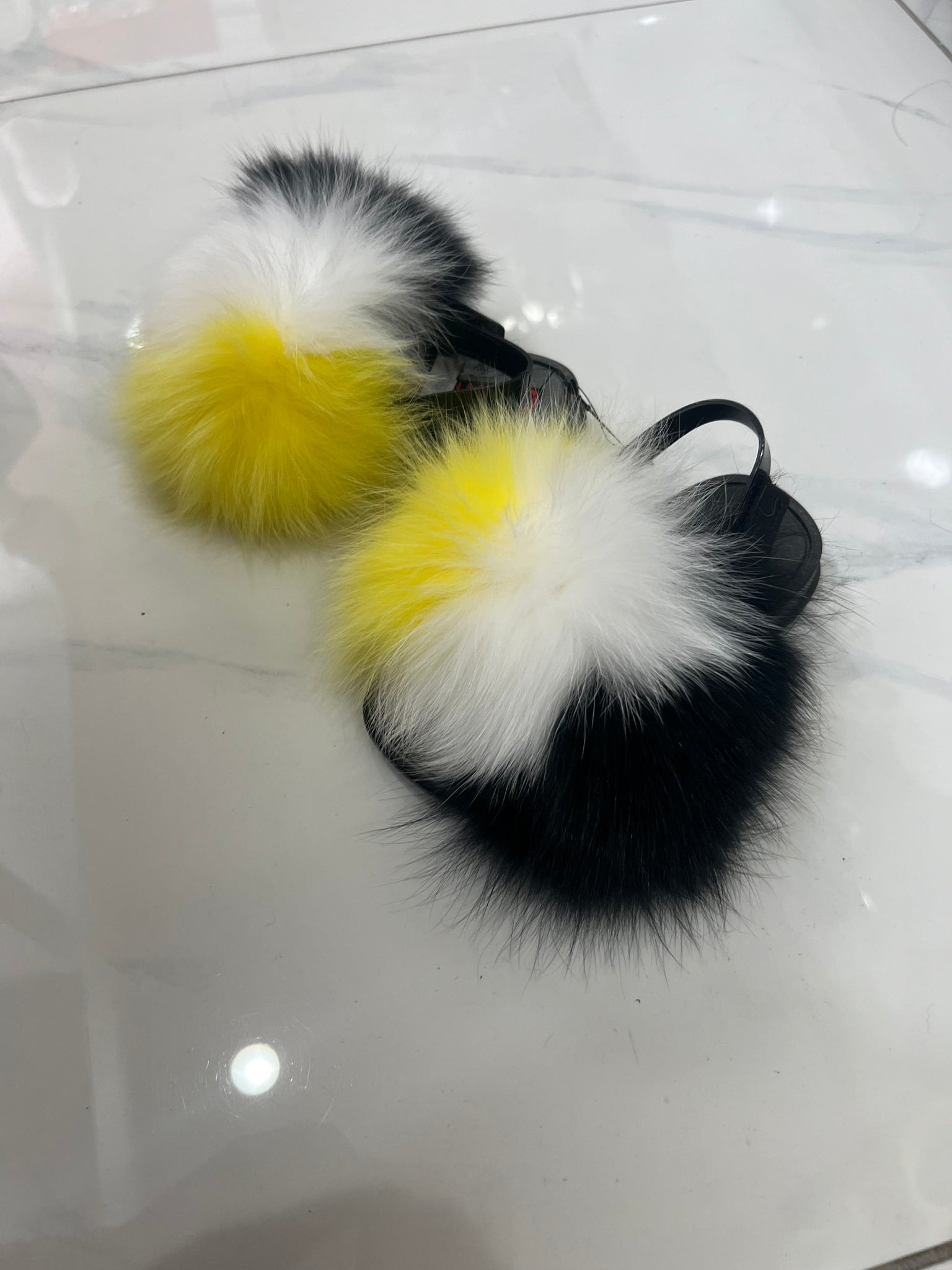 Toddler faux fur slides white-yellow-black